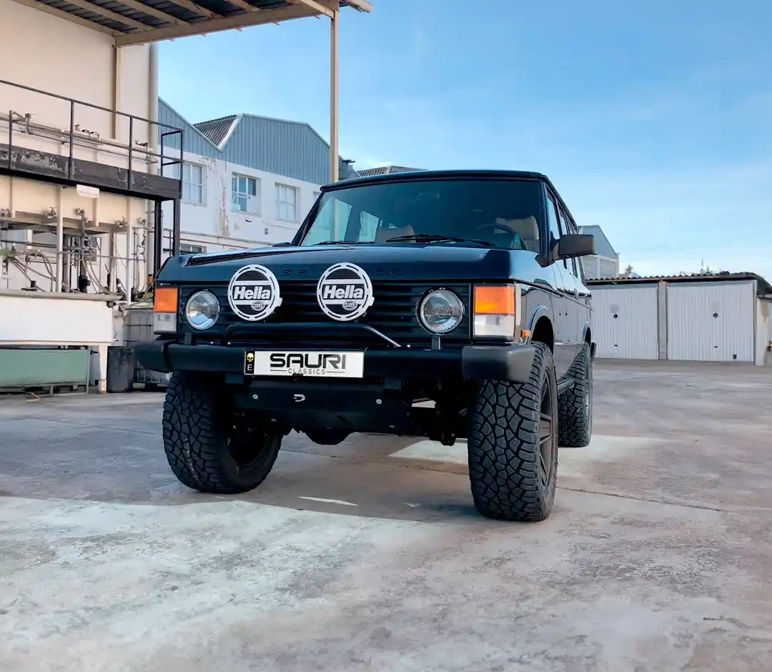 Range Rover Classic Restaurado por Sauri Classics | Carrocería Negra y Faros Hella